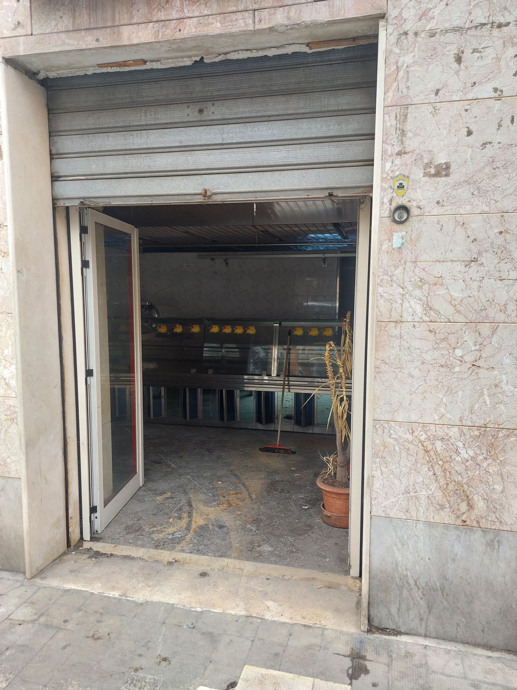 Locale commerciale in piazza Ramellini di mq. 40 c.a.
