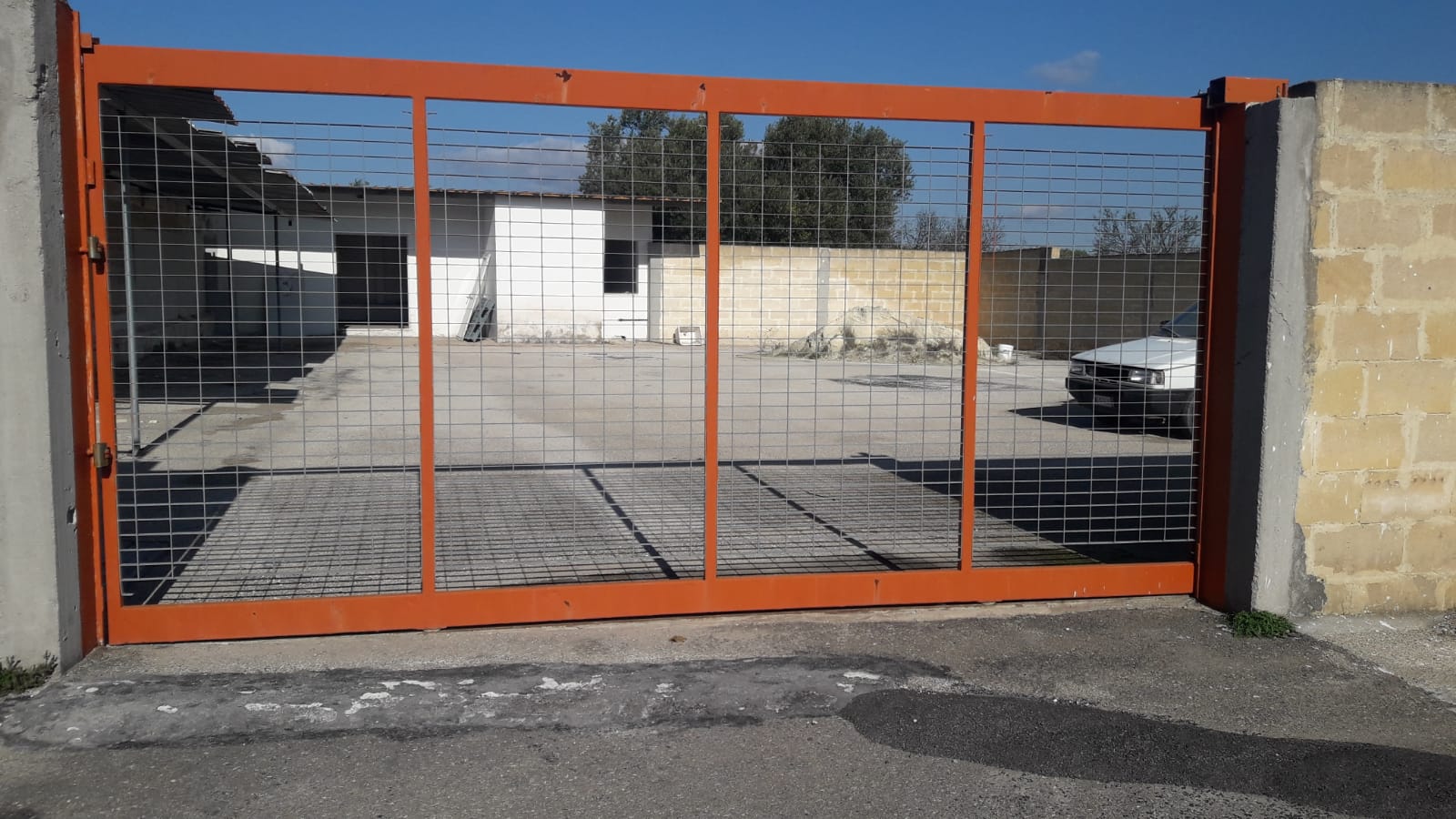 Locale commerciale su v.le unità d’italia con ampio piazzale
