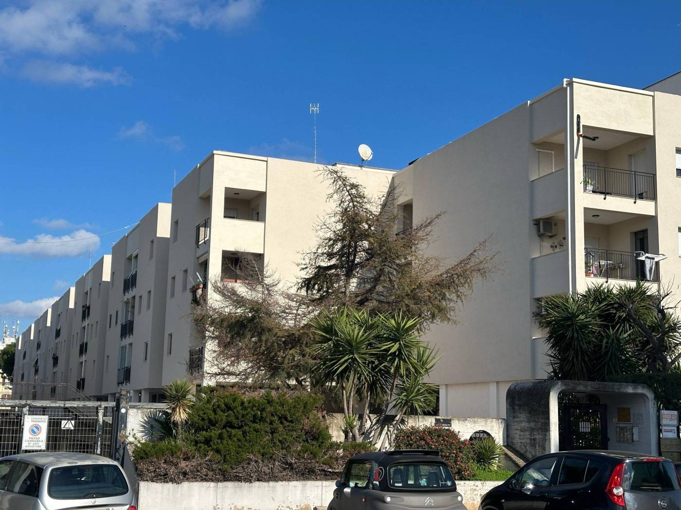 Quadrivani rifinitissimo uso ufficio con posto auto e cantina