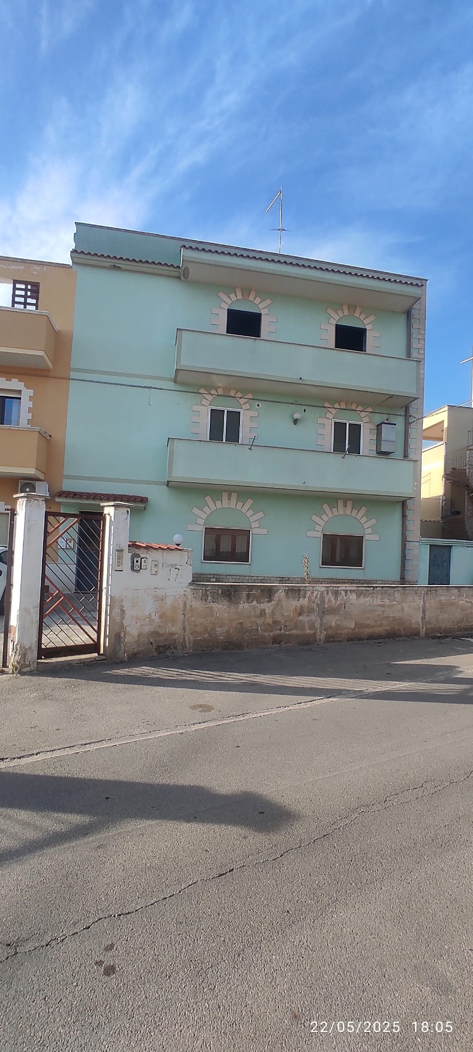 TRIVANI CON POSTO AUTO A PULSANO